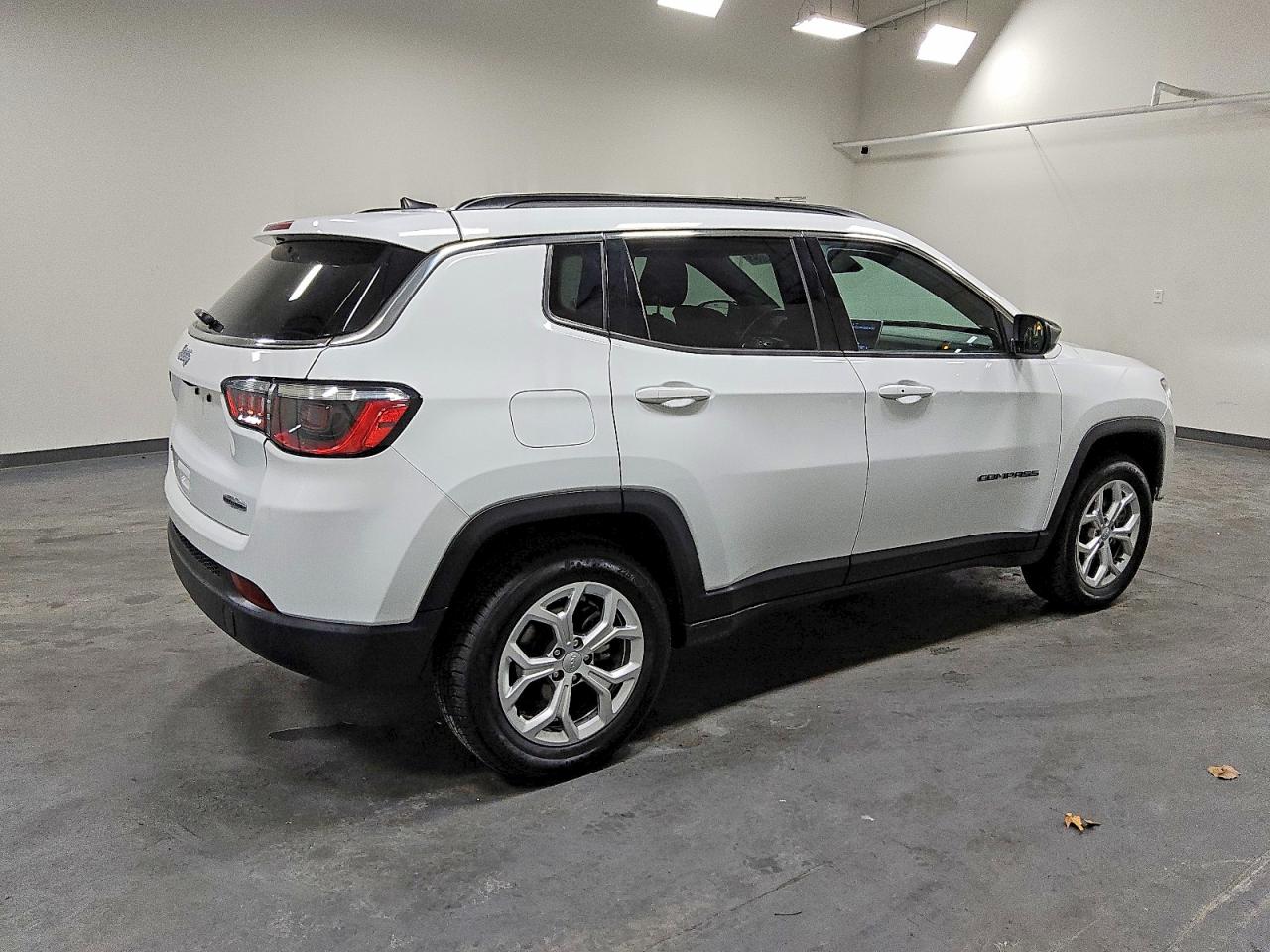 2024 JEEP COMPASS LATITUDE photo 3