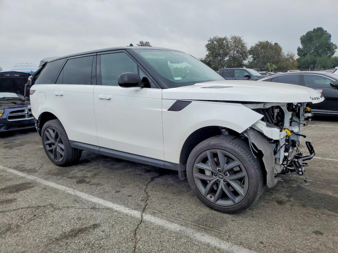 2024 LAND ROVER RANGE ROVER SPORT SE photo 4