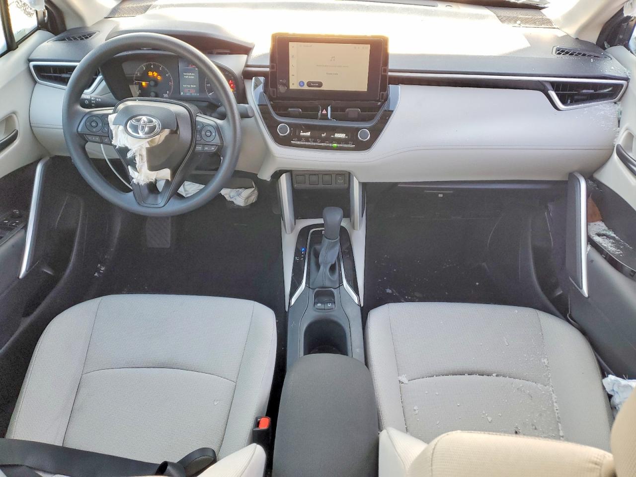 2025 TOYOTA COROLLA CROSS L photo 8