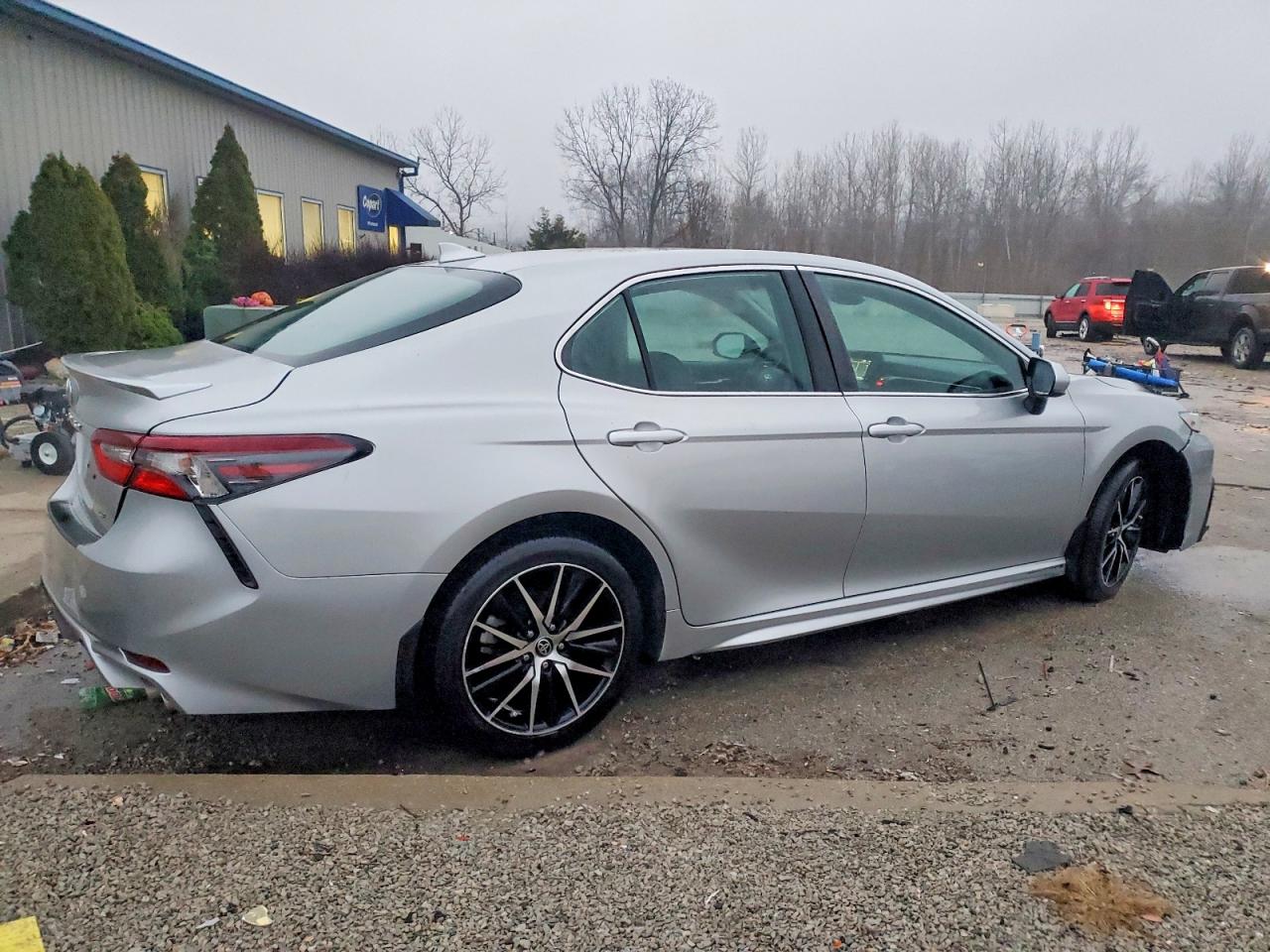 2021 TOYOTA CAMRY SE photo 3