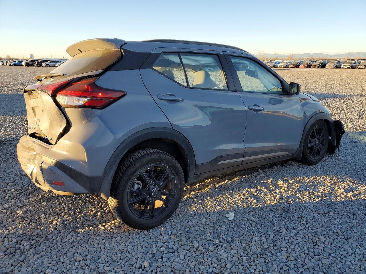 2022 NISSAN KICKS SR photo 3