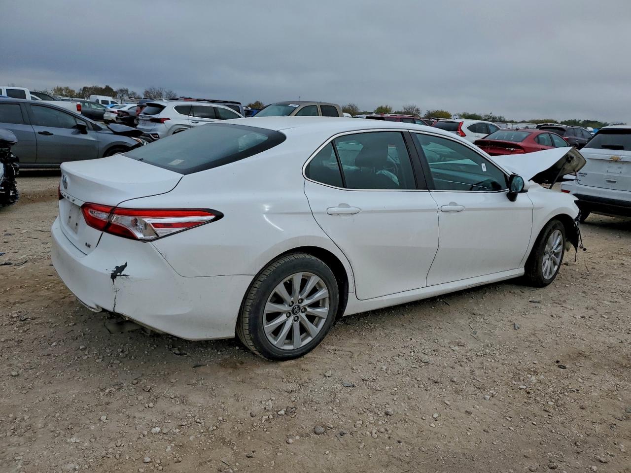 2018 TOYOTA CAMRY L photo 3