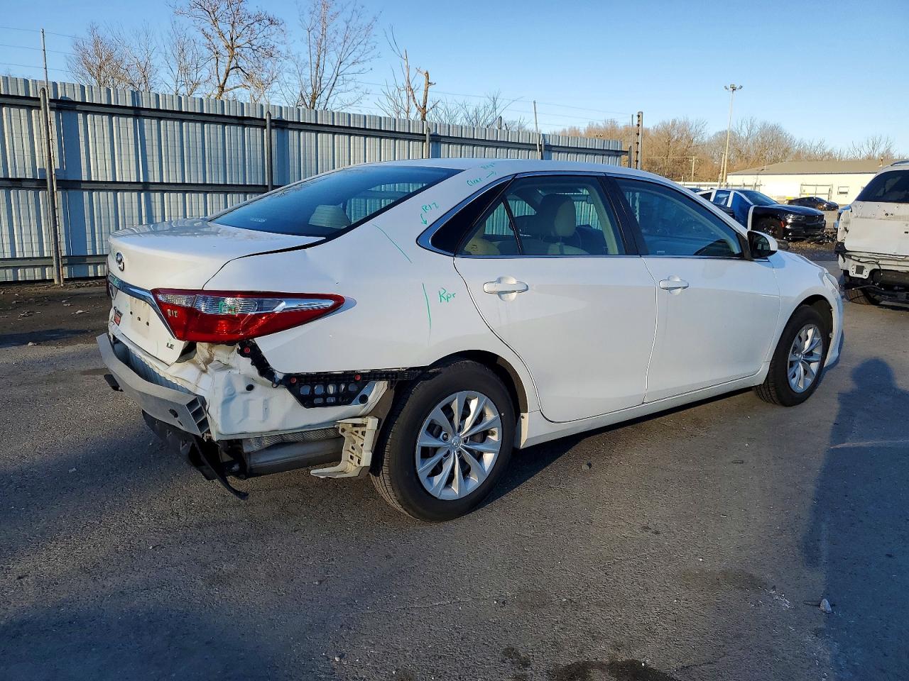 2017 TOYOTA CAMRY LE photo 3