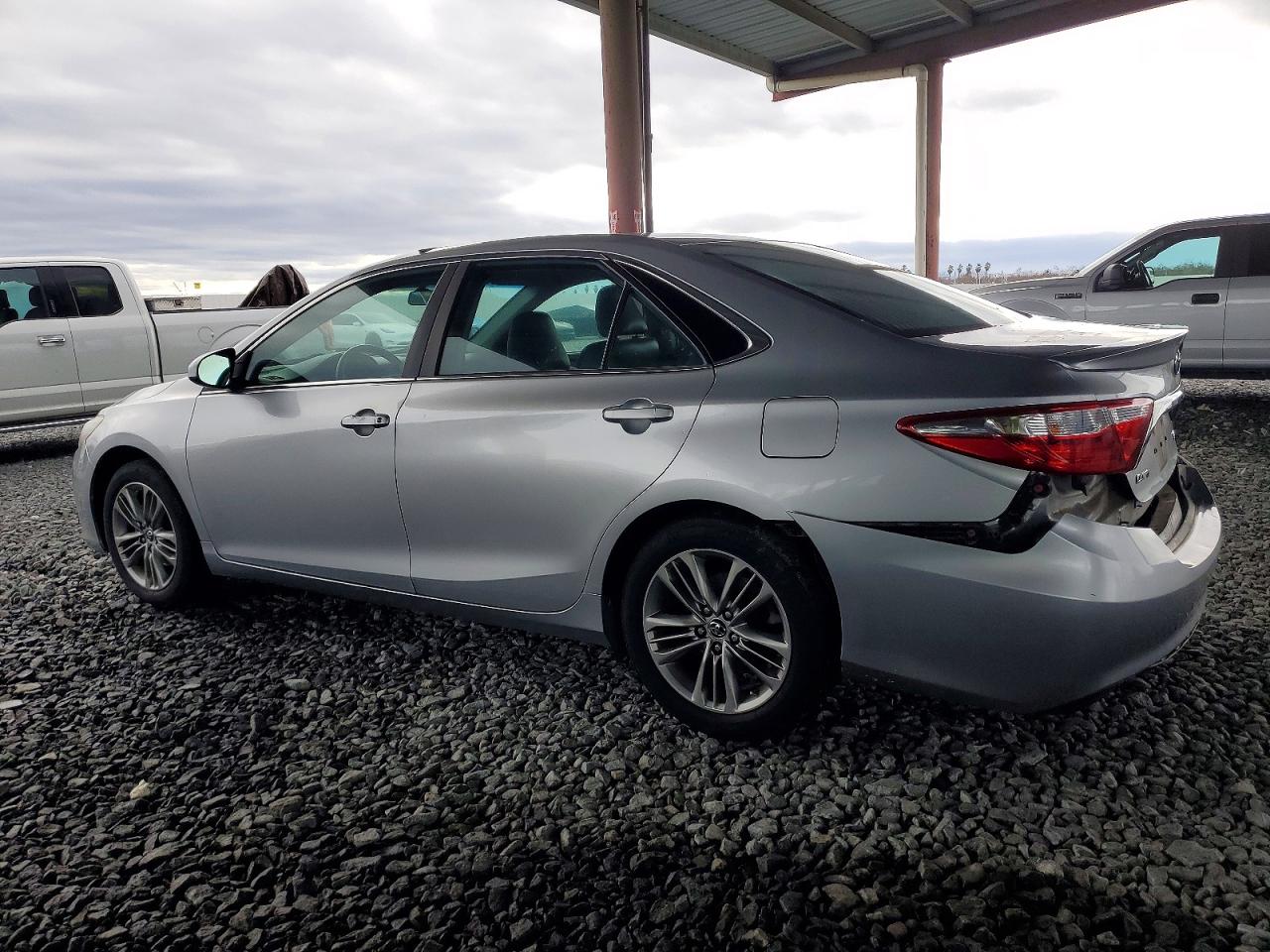 2015 TOYOTA CAMRY LE photo 2
