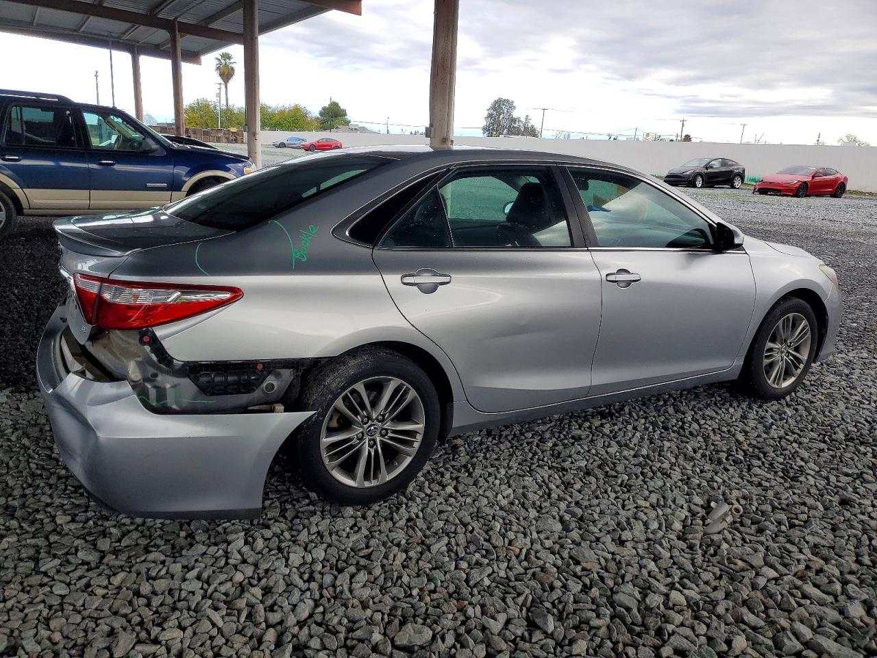 2015 TOYOTA CAMRY LE photo 3