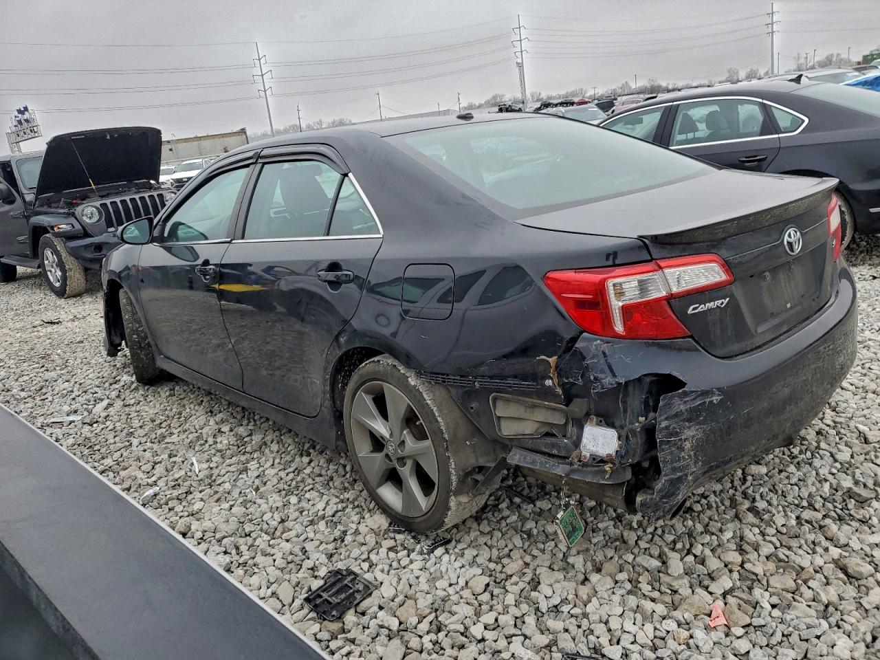 2013 TOYOTA CAMRY SE photo 2