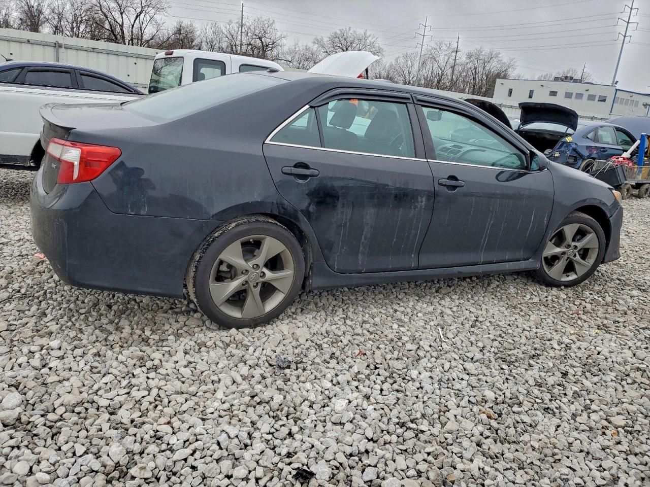 2013 TOYOTA CAMRY SE photo 3