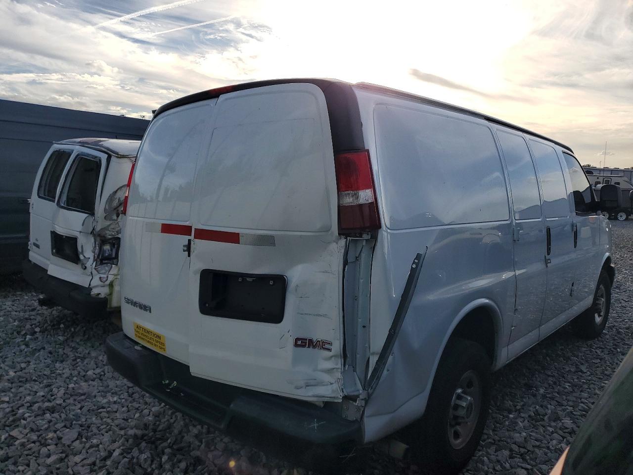 2023 GMC SAVANA G2500 photo 3