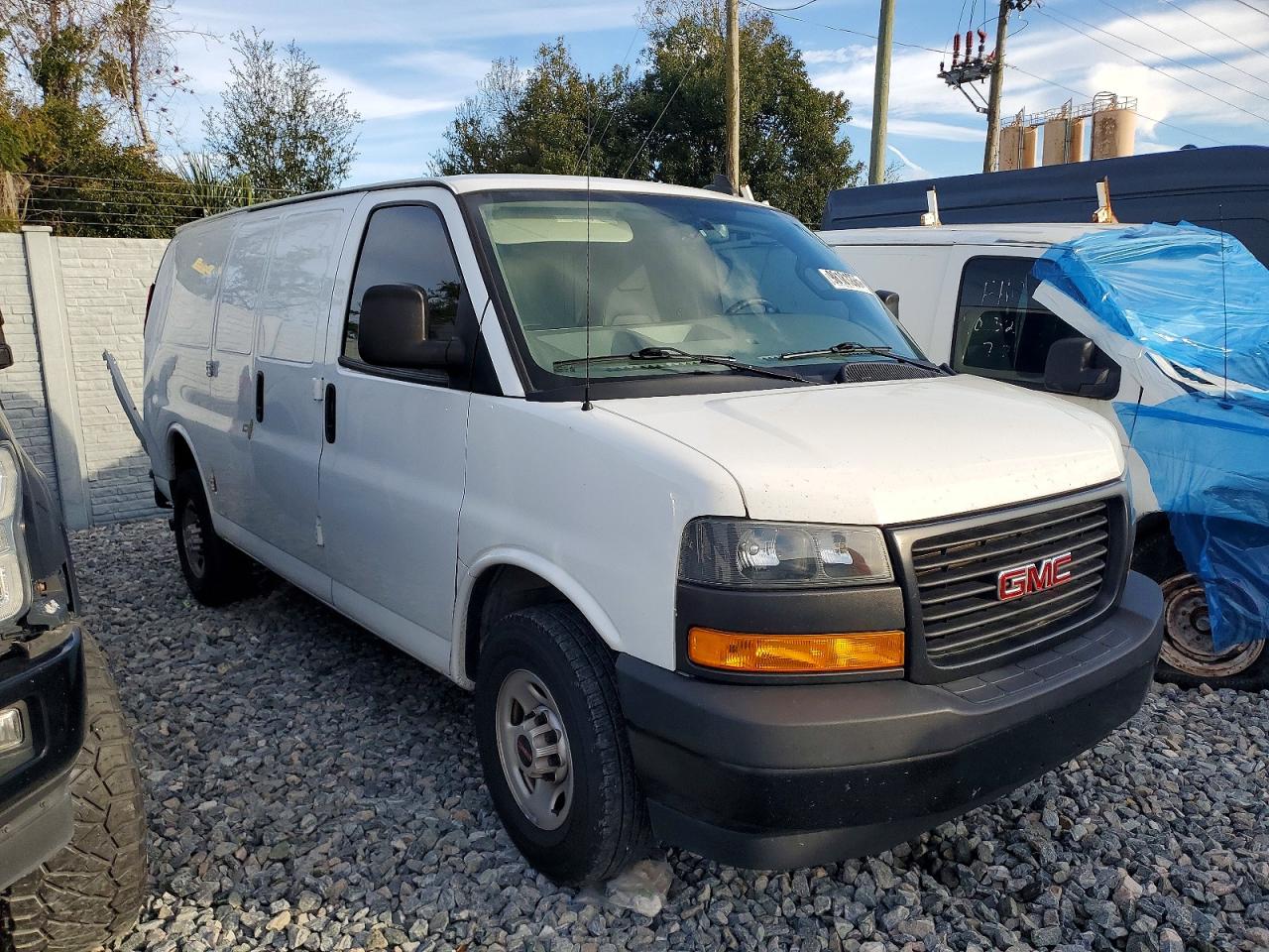 2023 GMC SAVANA G2500 photo 4