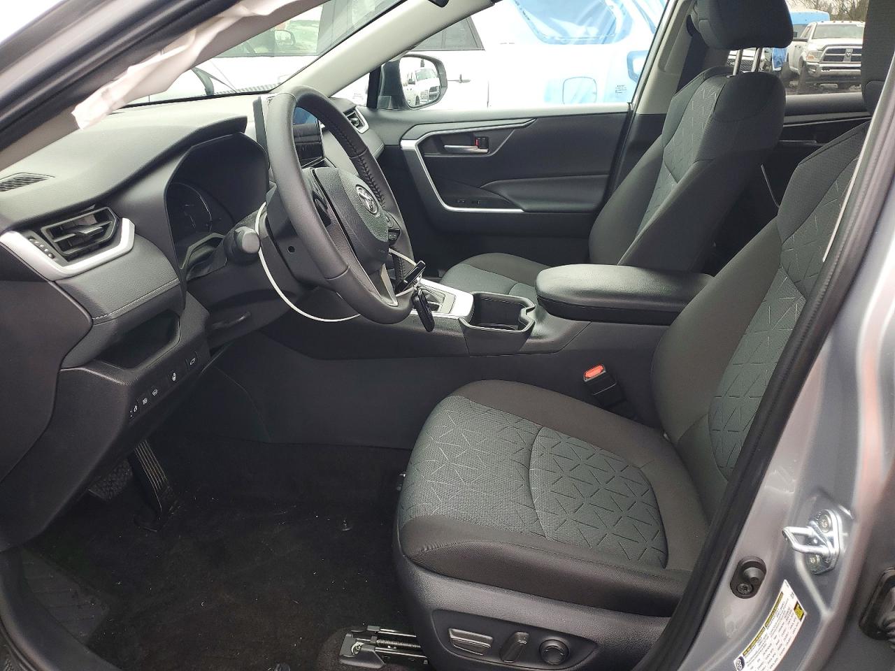 2025 TOYOTA RAV4 XLE photo 13