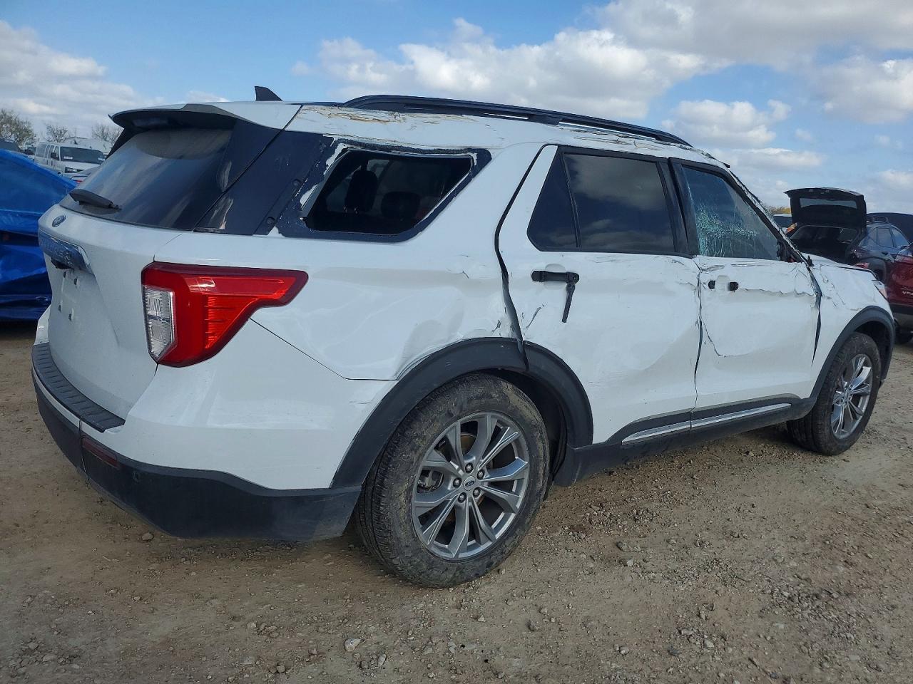2021 FORD EXPLORER XLT photo 3