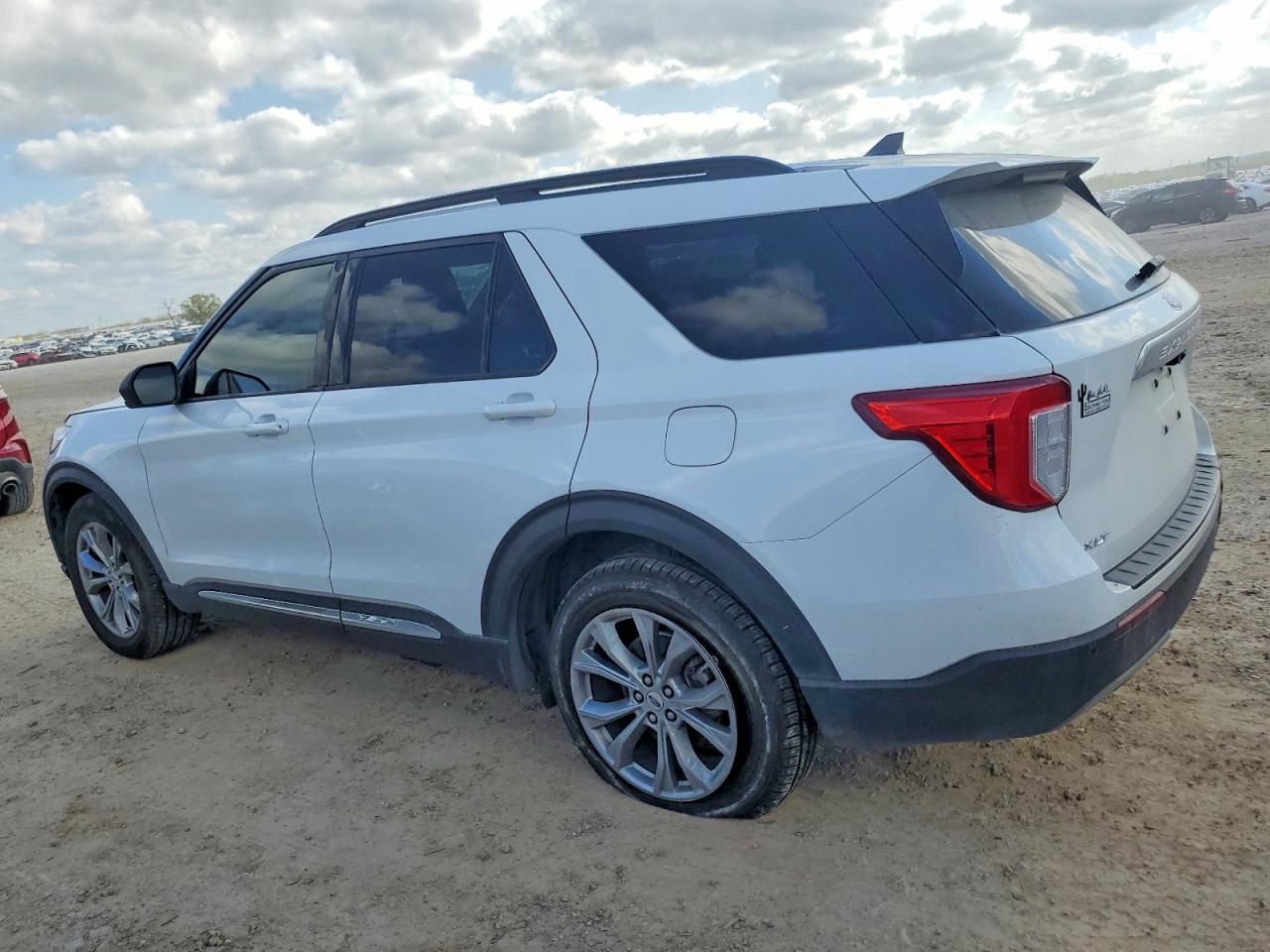 2021 FORD EXPLORER XLT photo 2