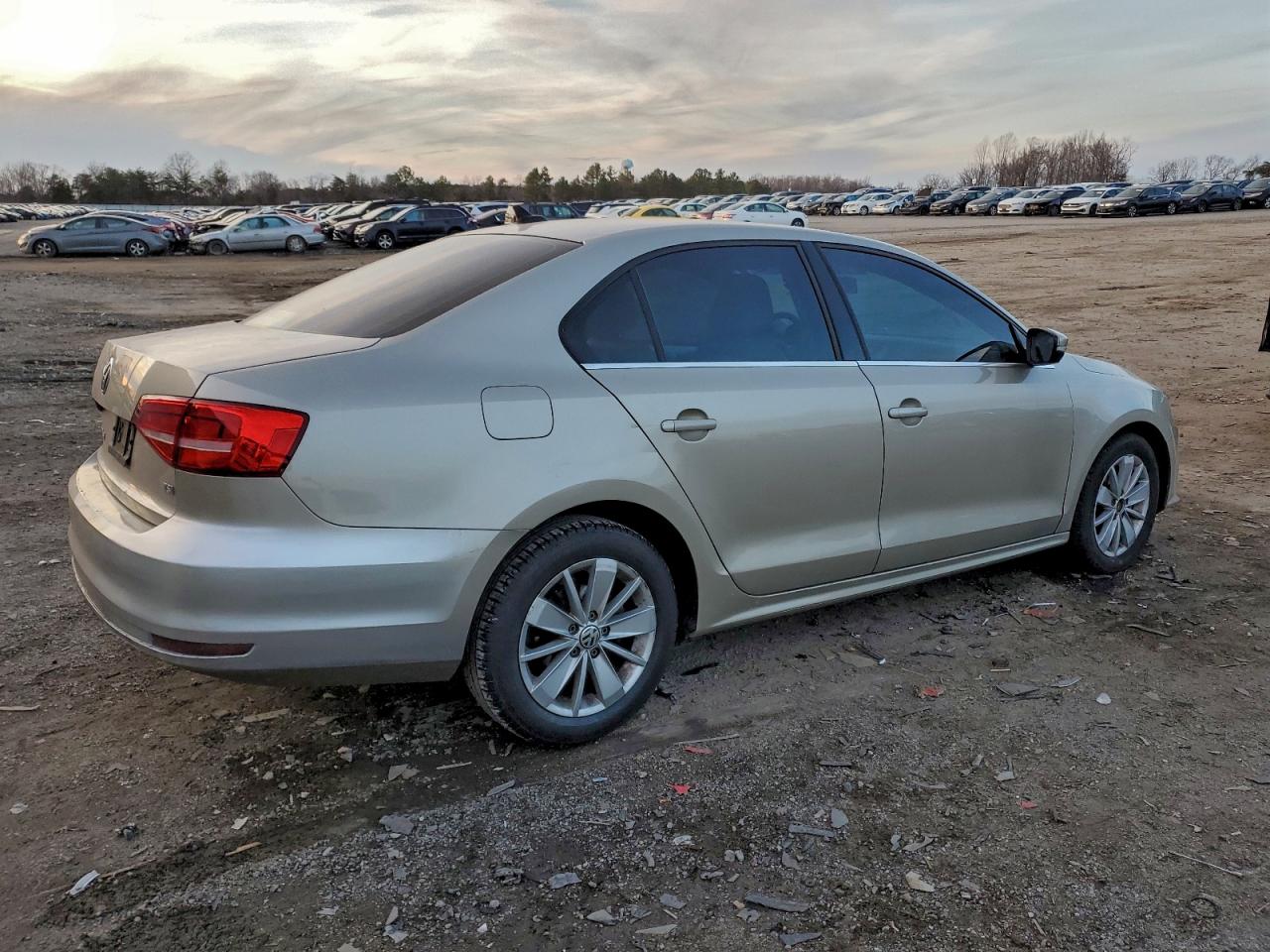 2015 VOLKSWAGEN JETTA SE photo 3