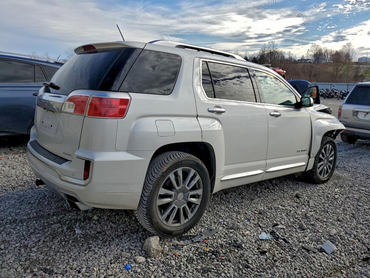 2017 GMC TERRAIN DENALI photo 3
