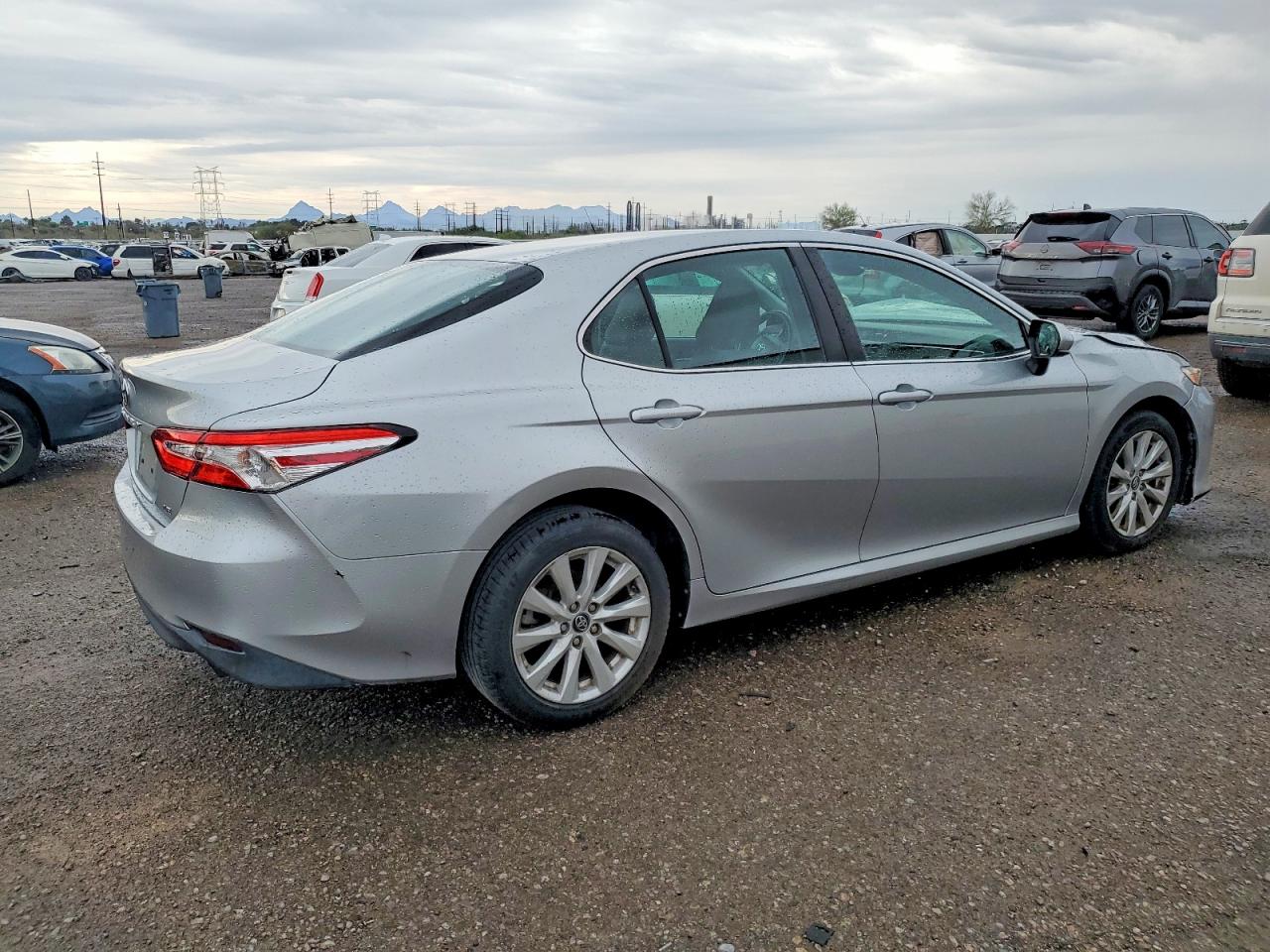 2018 TOYOTA CAMRY LE photo 3