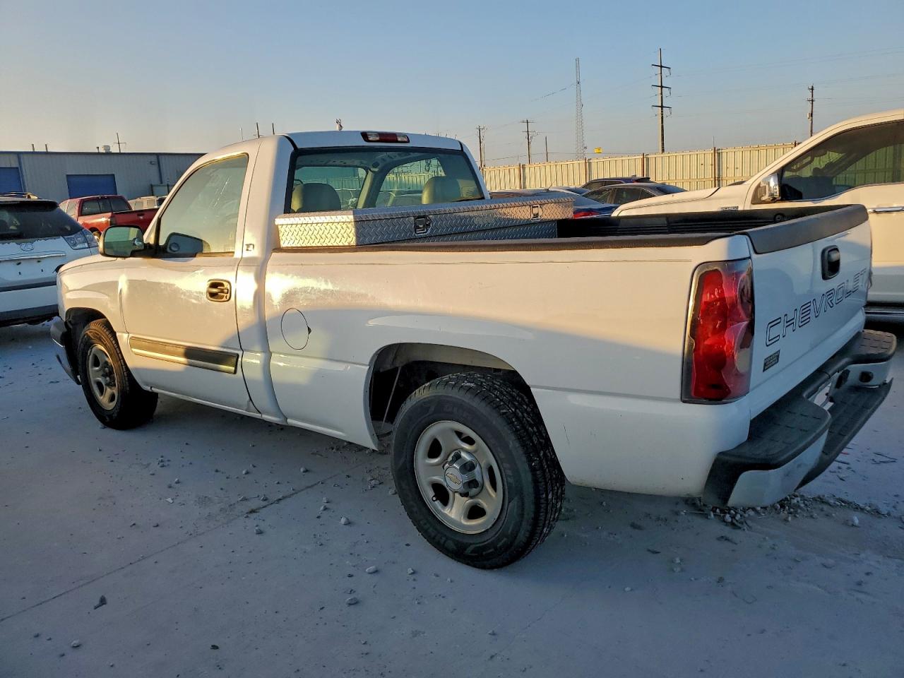 2004 CHEVROLET SILVERADO C1500 photo 2