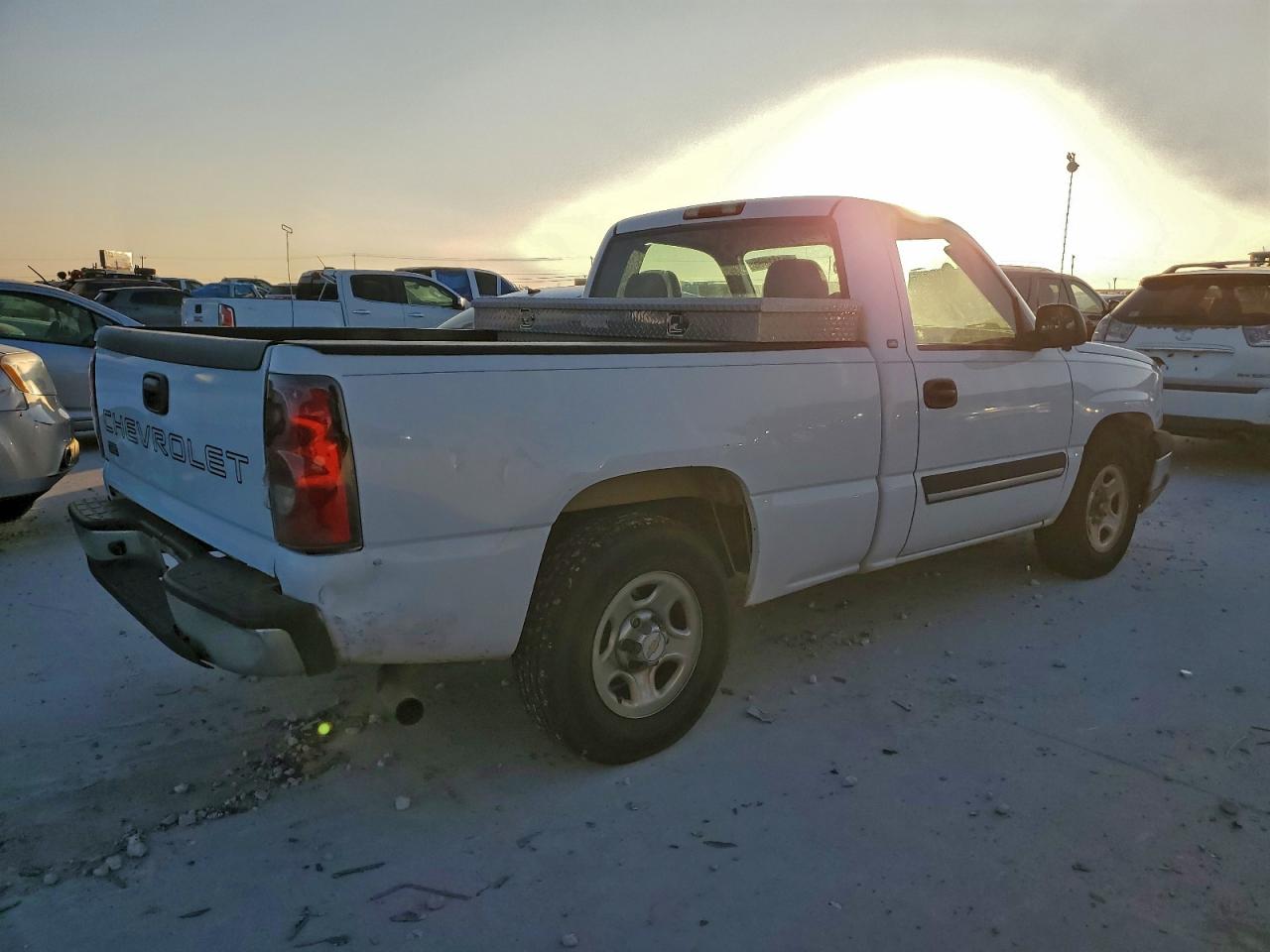 2004 CHEVROLET SILVERADO C1500 photo 3
