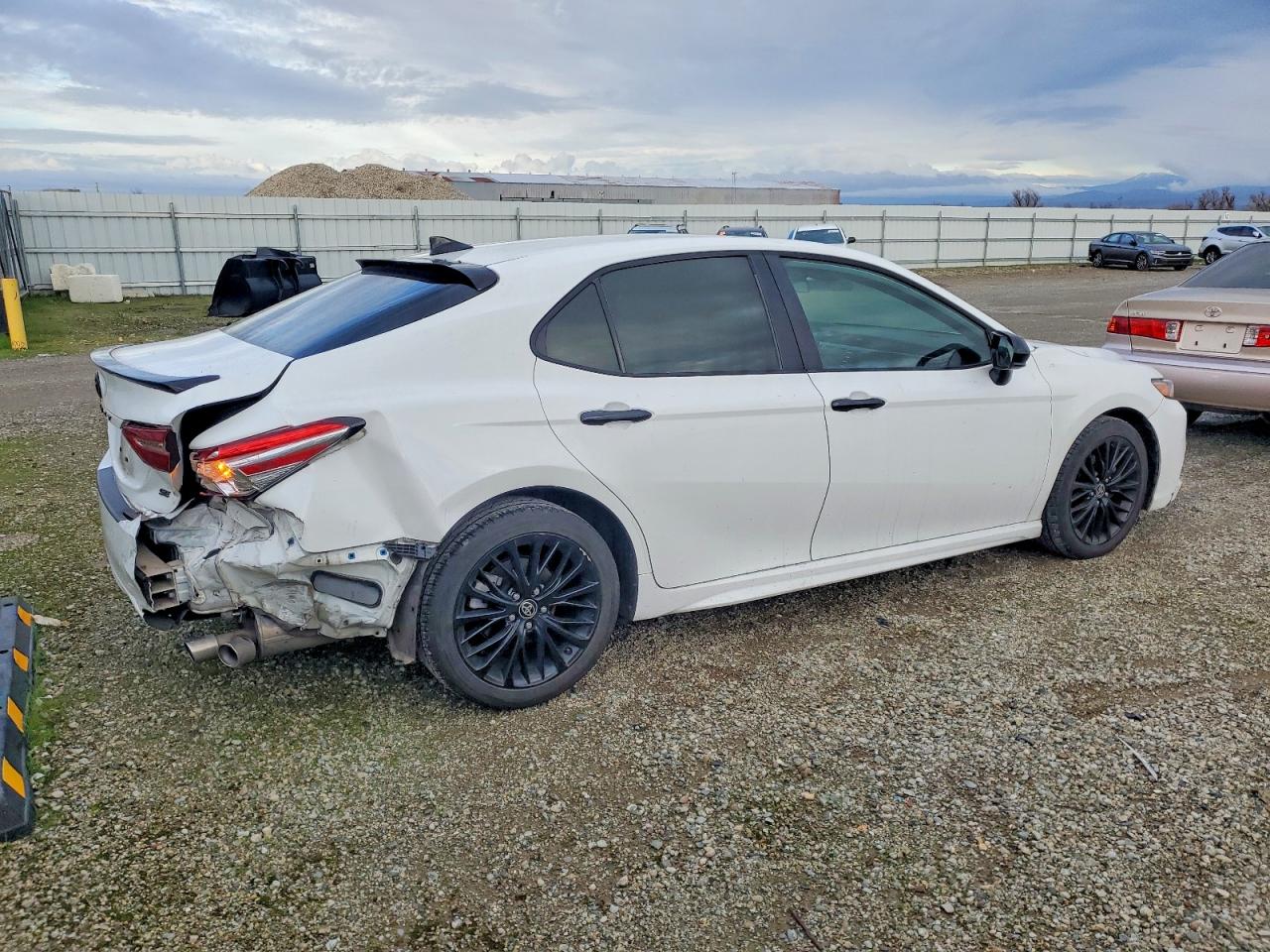 2020 TOYOTA CAMRY SE photo 3