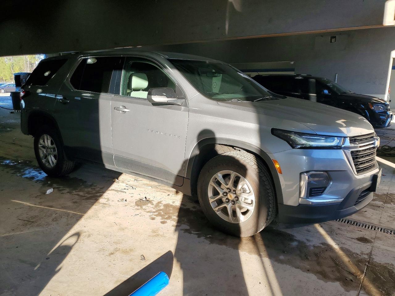 2023 CHEVROLET TRAVERSE LS photo 4
