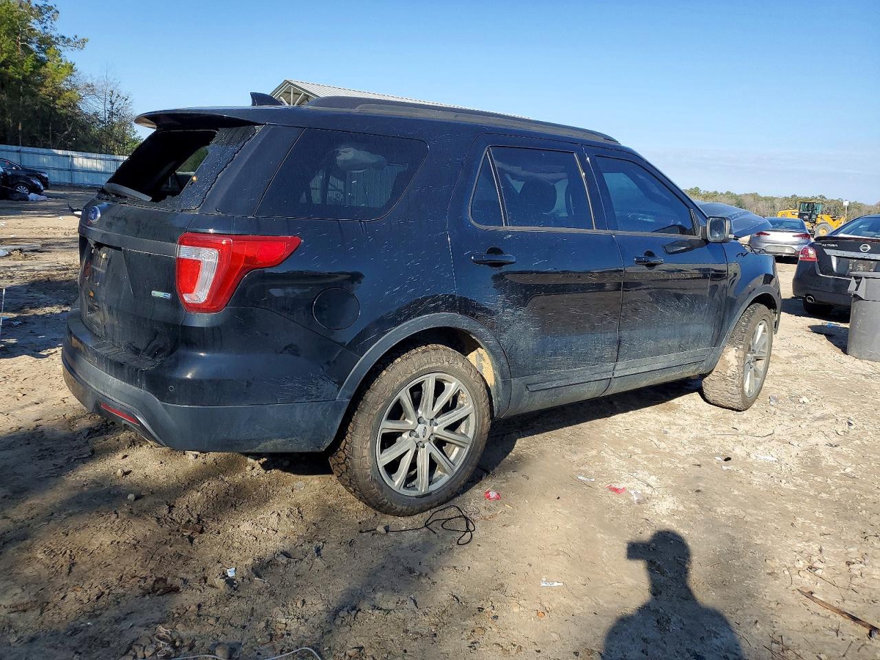 2017 FORD EXPLORER XLT photo 3