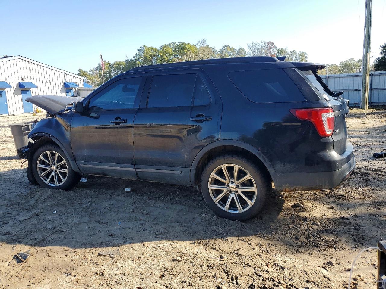 2017 FORD EXPLORER XLT photo 2
