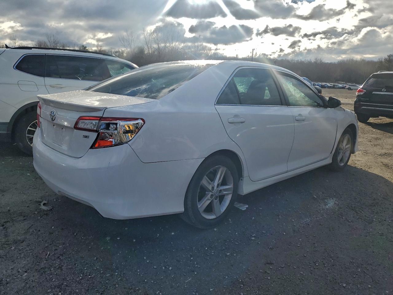 2014 TOYOTA CAMRY L photo 3