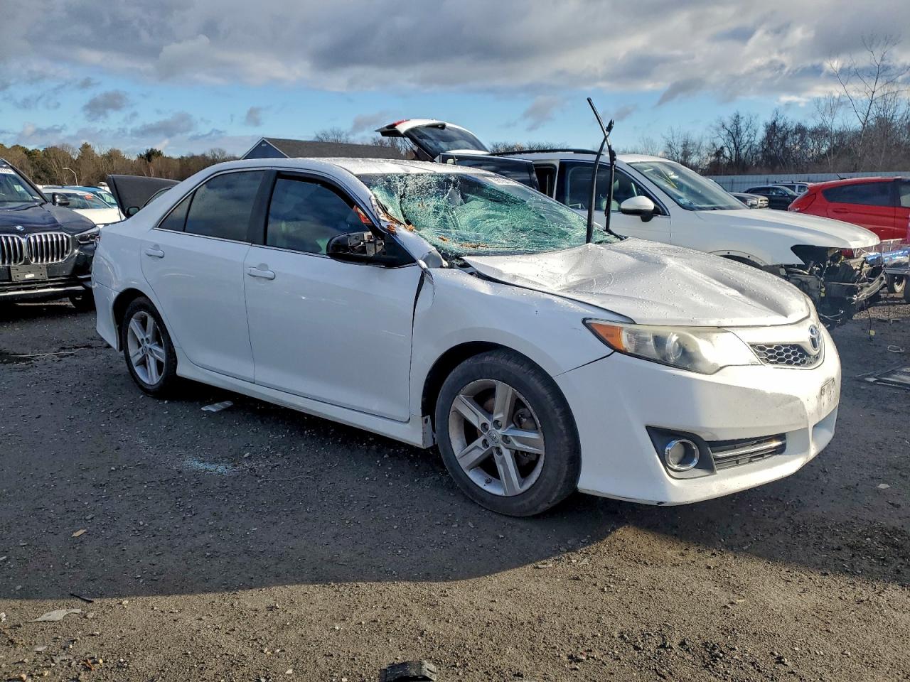 2014 TOYOTA CAMRY L photo 4