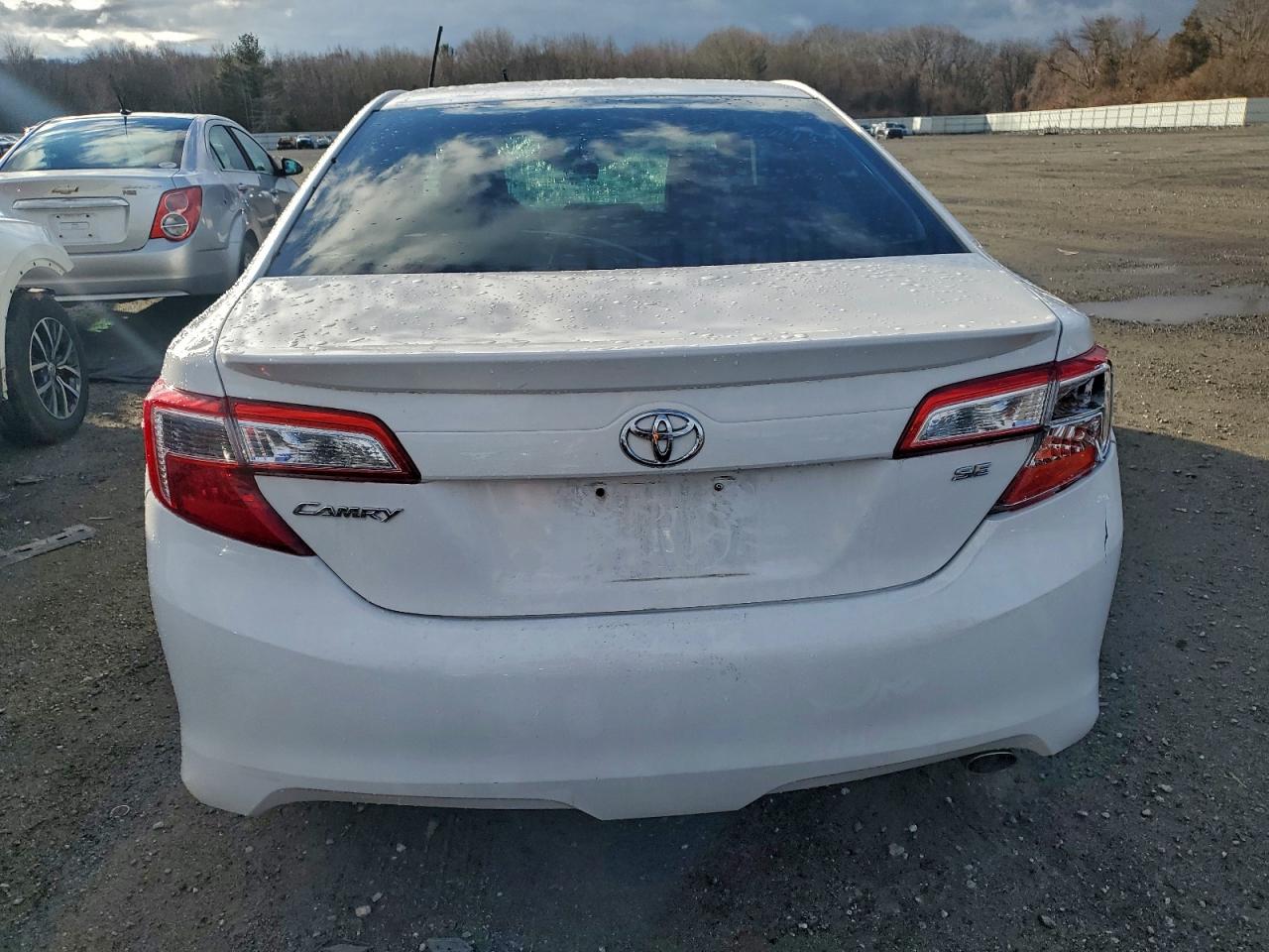 2014 TOYOTA CAMRY L photo 6