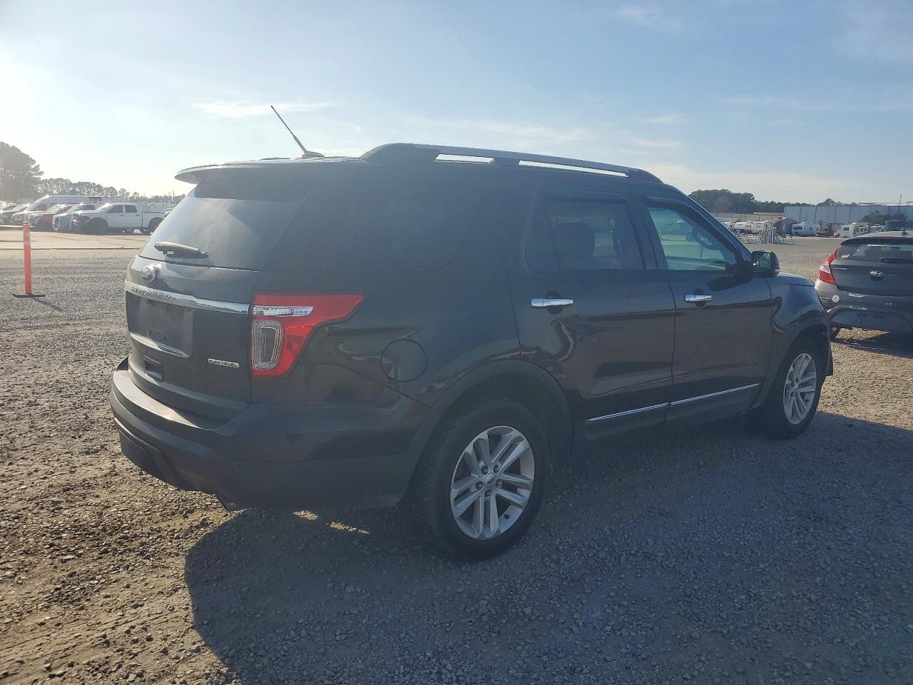 2014 FORD EXPLORER XLT photo 3