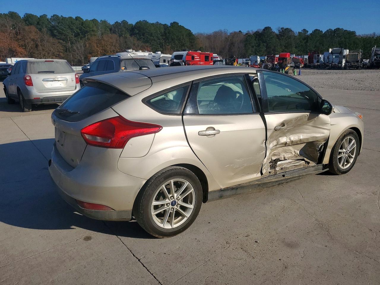 2017 FORD FOCUS SE photo 3