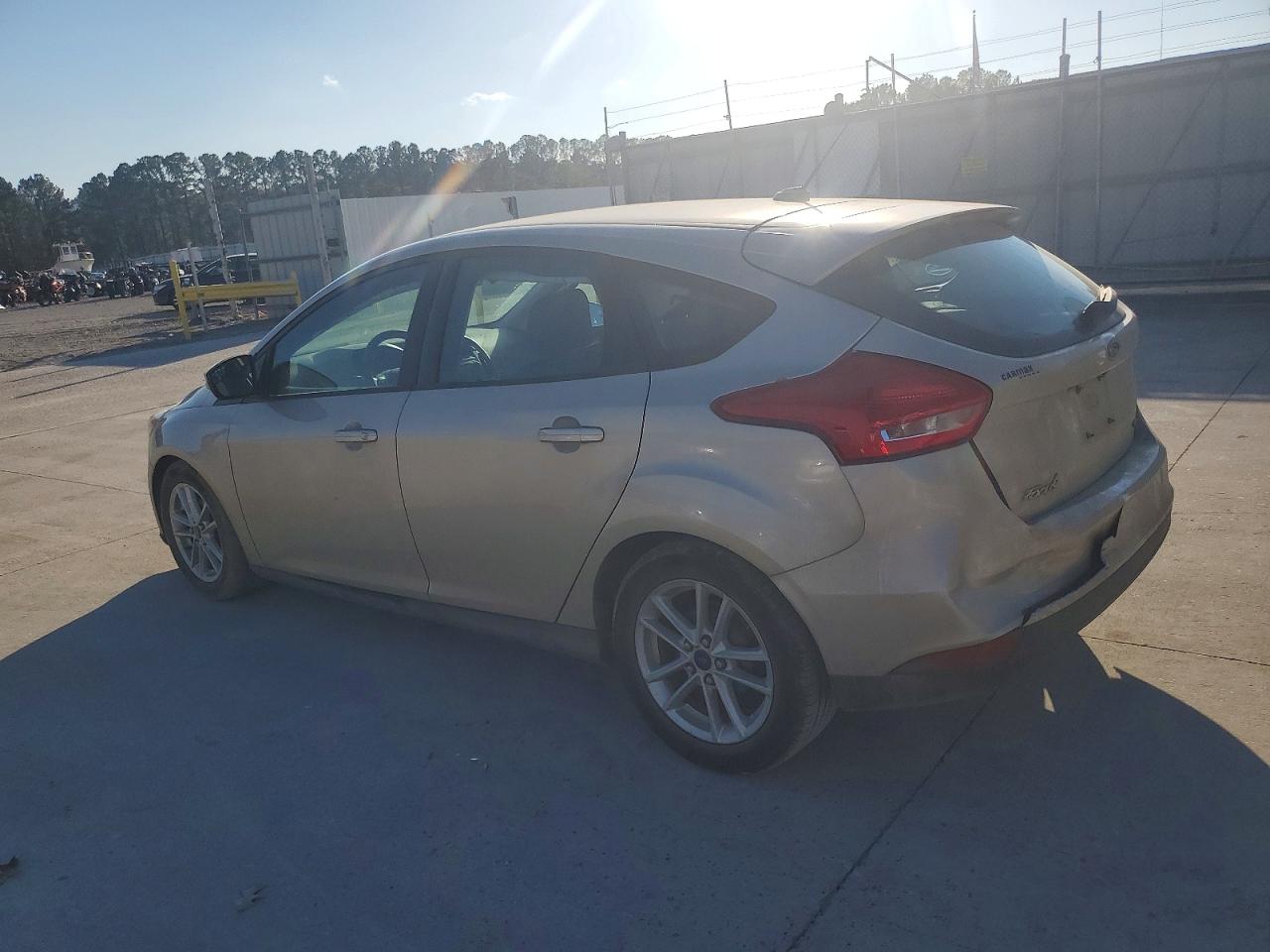 2017 FORD FOCUS SE photo 2
