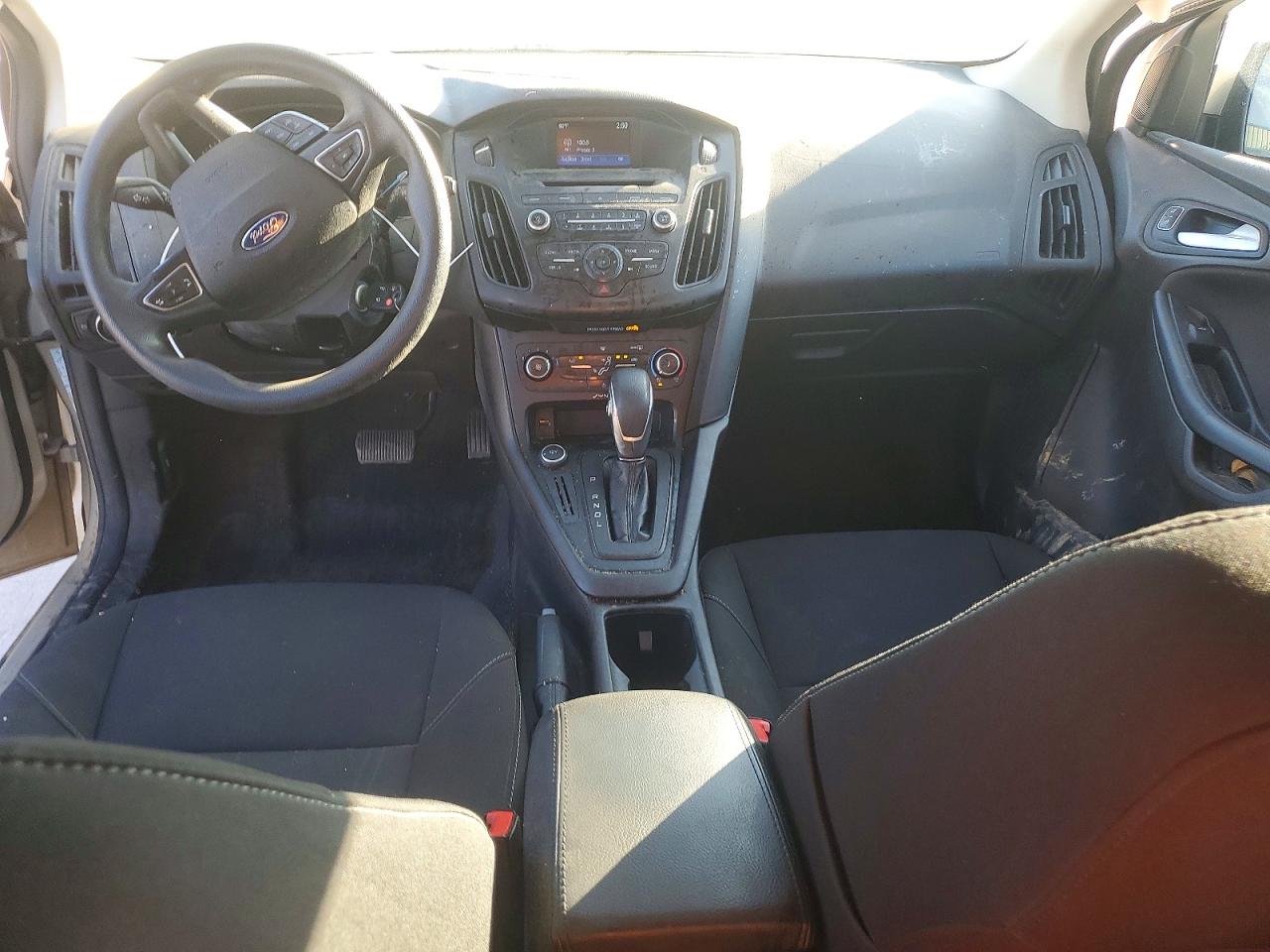 2017 FORD FOCUS SE photo 8