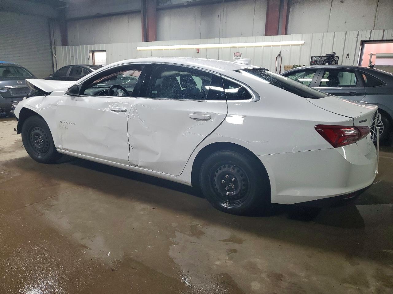 2022 CHEVROLET MALIBU LT photo 2