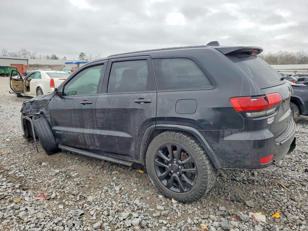 2020 JEEP GRAND CHEROKEE LAREDO photo 2