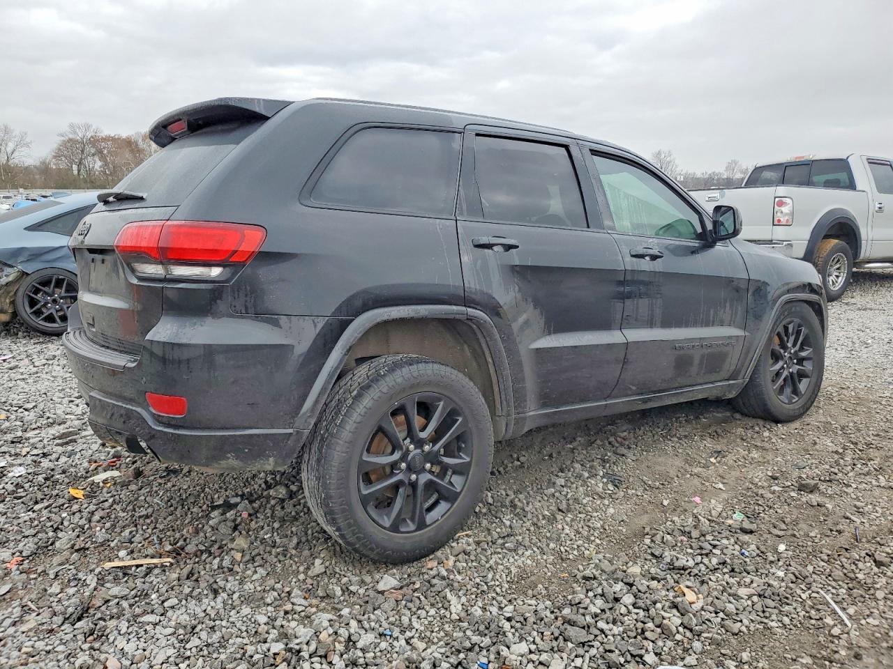 2020 JEEP GRAND CHEROKEE LAREDO photo 3