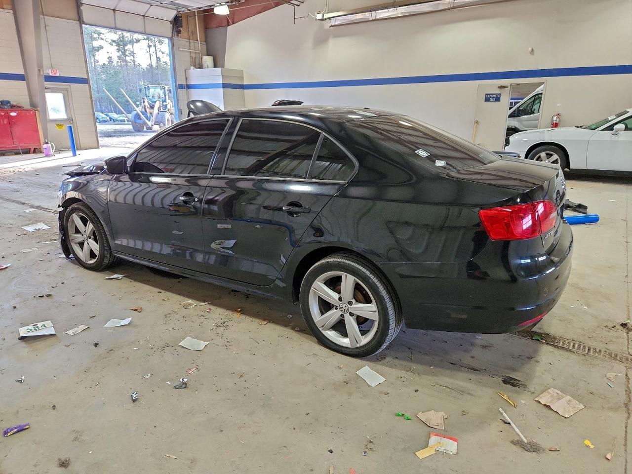 2011 VOLKSWAGEN JETTA SE photo 2