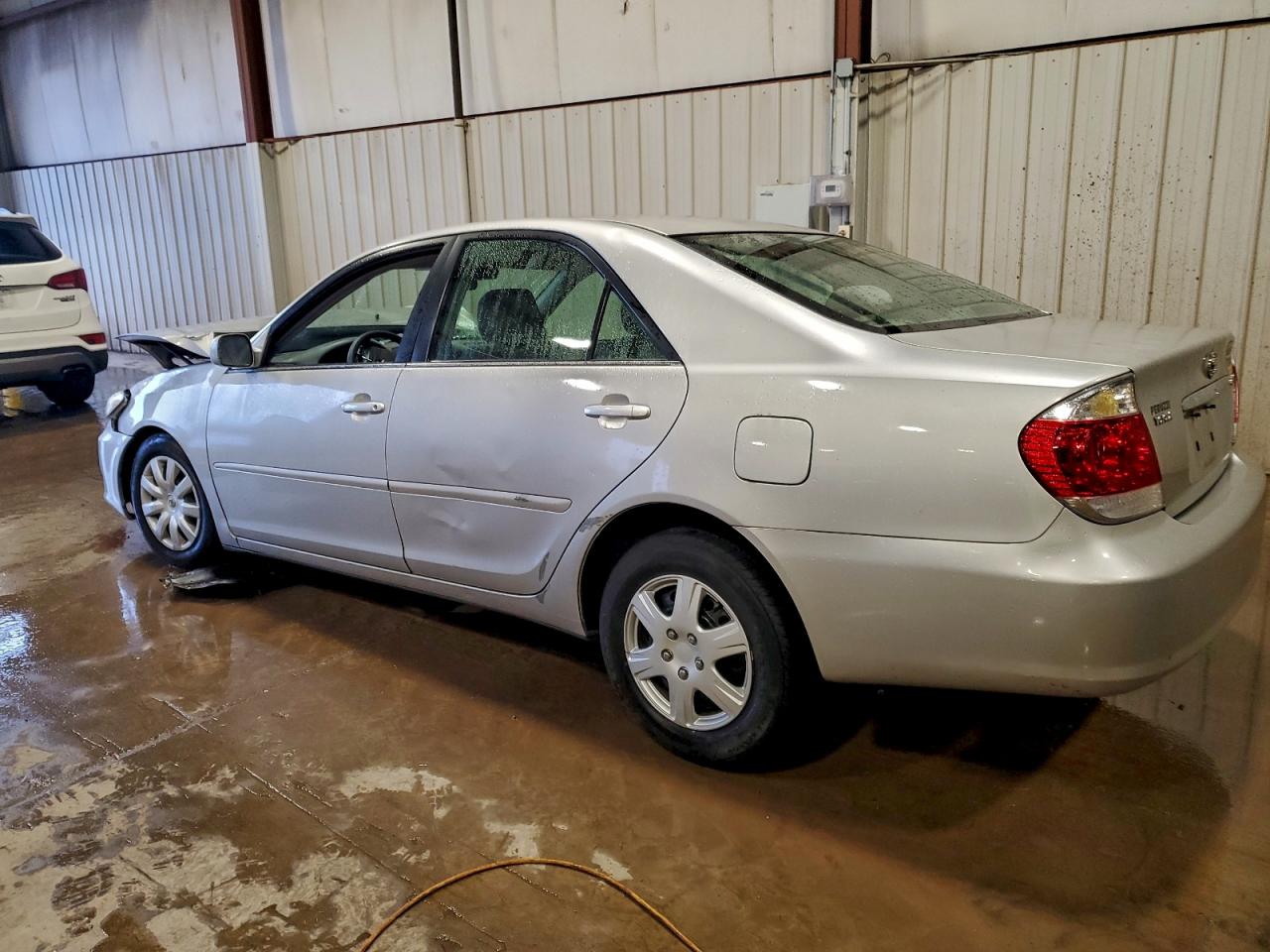 2005 TOYOTA CAMRY LE photo 2