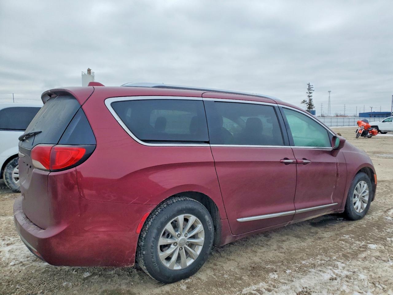 2019 CHRYSLER PACIFICA TOURING L photo 3