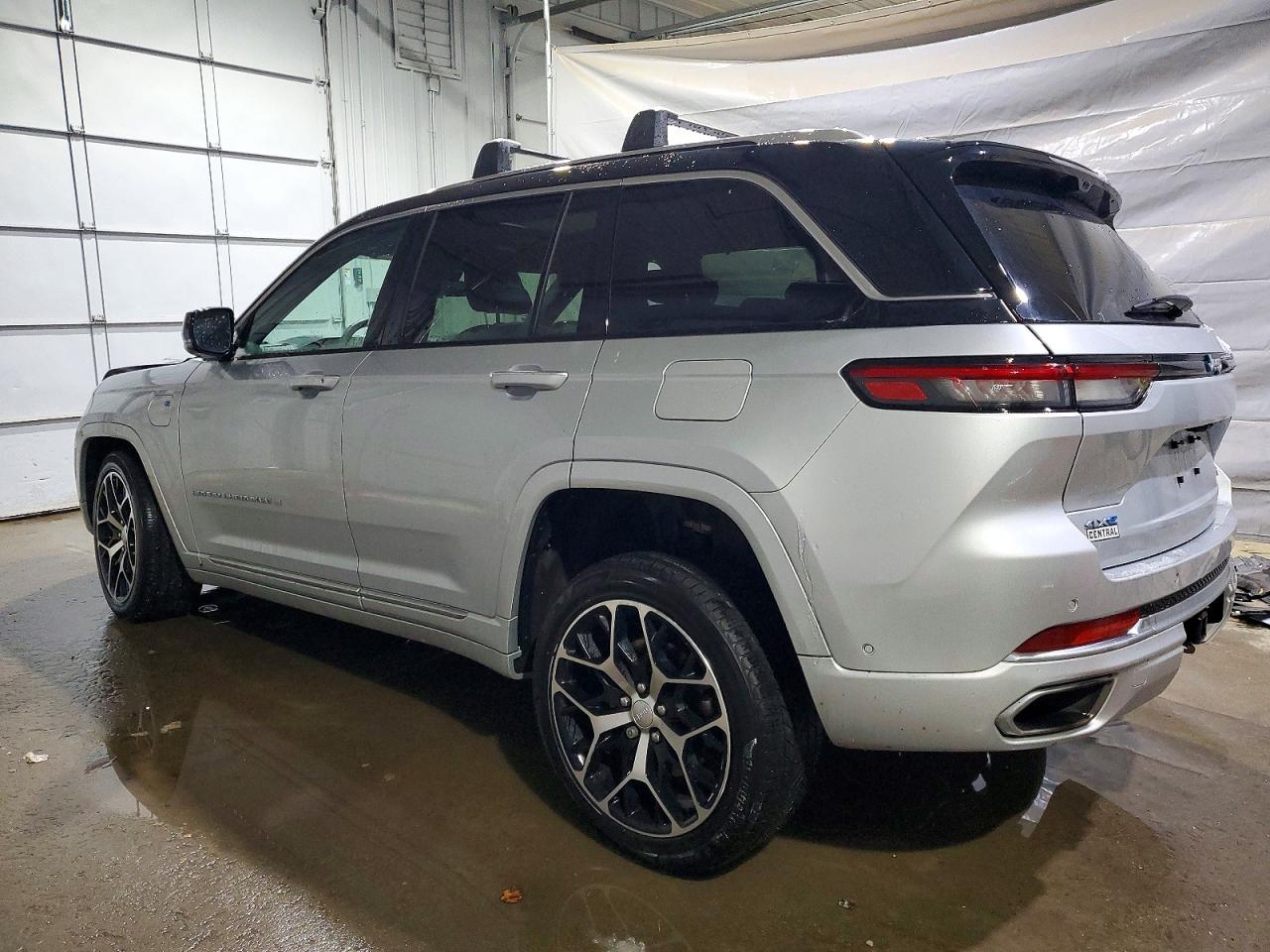 2022 JEEP GRAND CHEROKEE SUMMIT 4XE photo 2