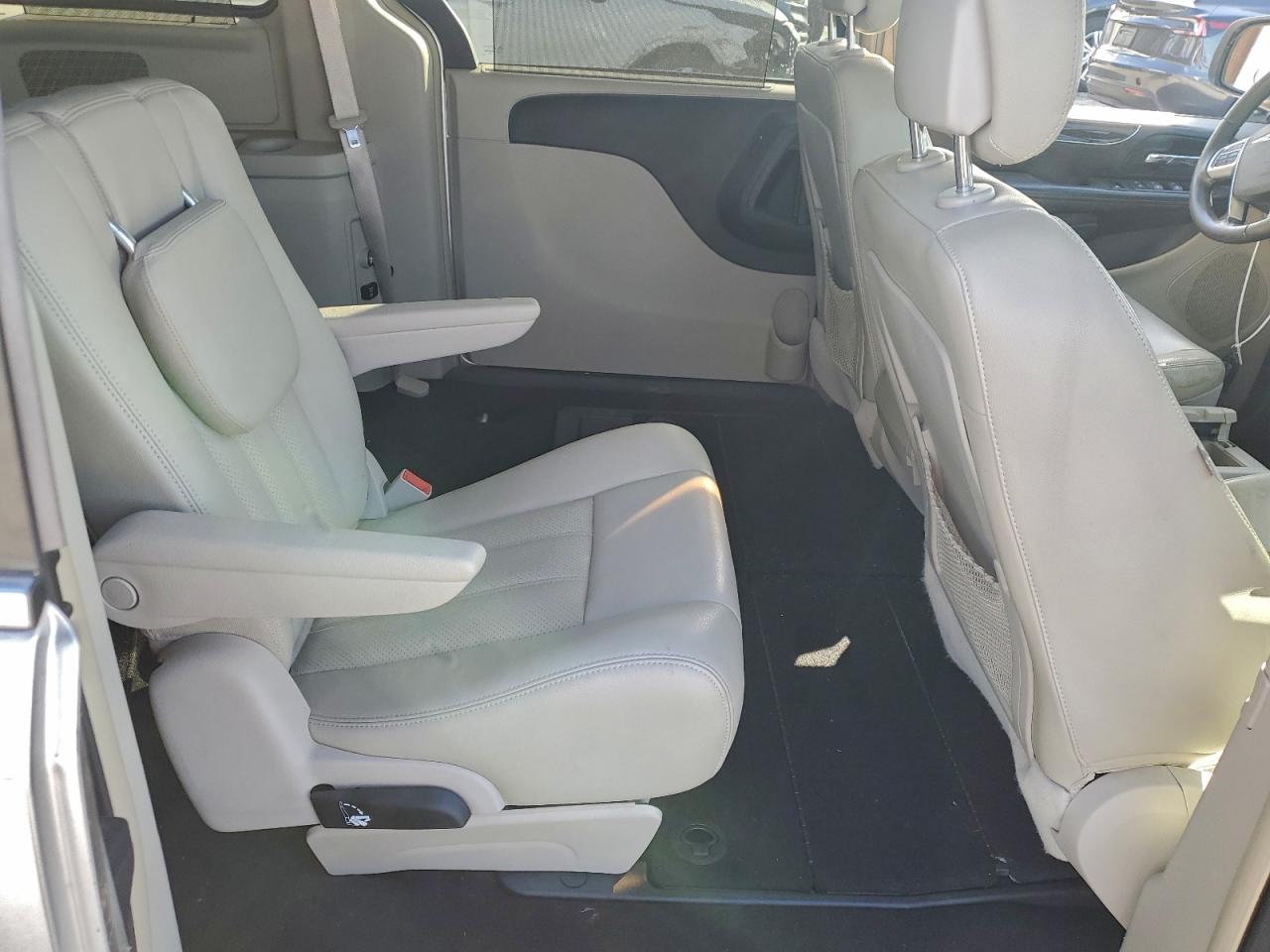 2011 CHRYSLER TOWN & COUNTRY TOURING L photo 21