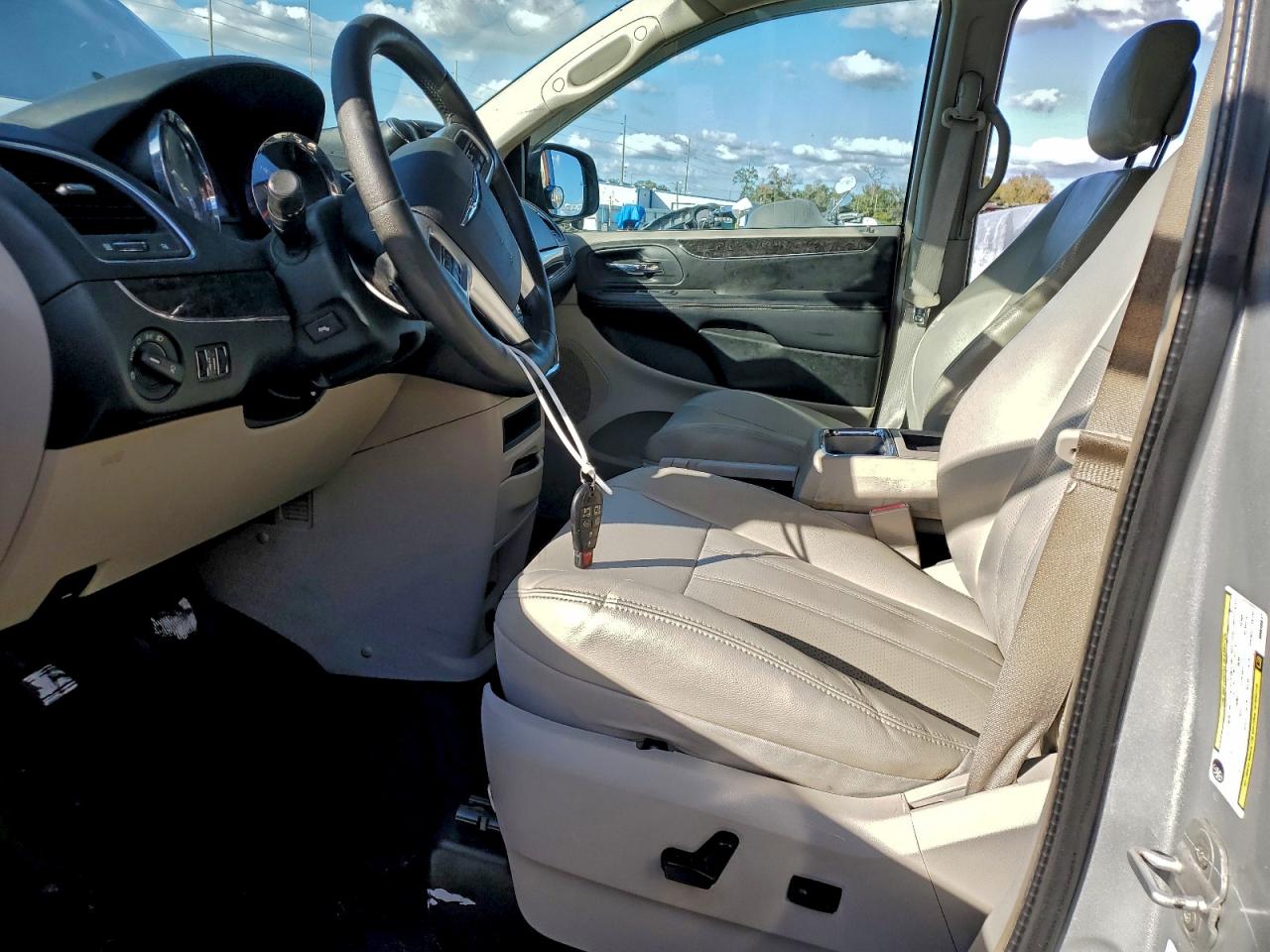 2011 CHRYSLER TOWN & COUNTRY TOURING L photo 13