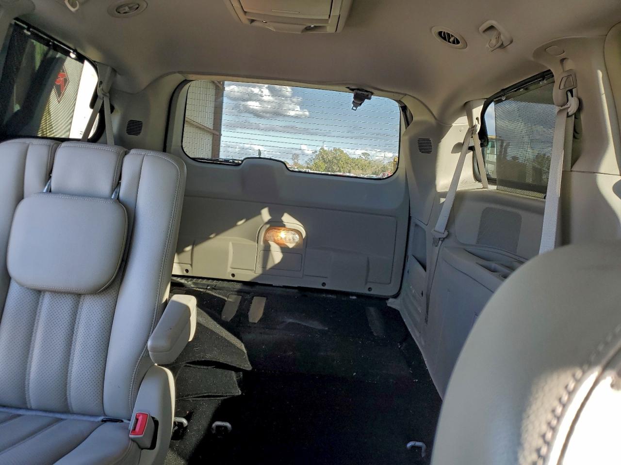 2011 CHRYSLER TOWN & COUNTRY TOURING L photo 19