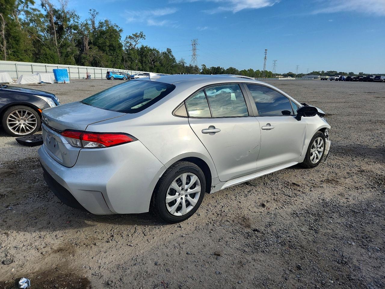 2023 TOYOTA COROLLA LE photo 3