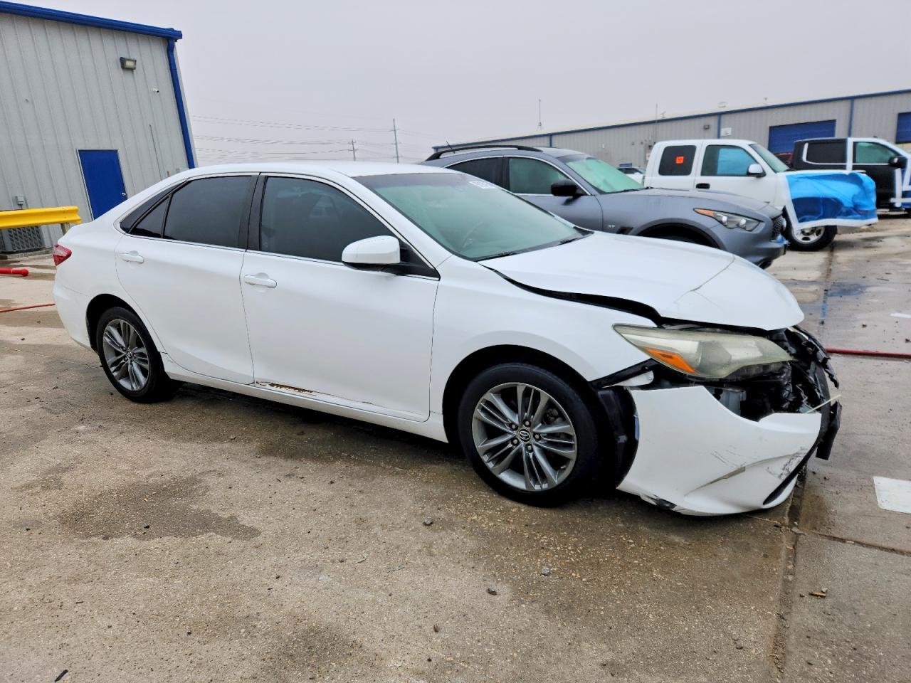 2015 TOYOTA CAMRY LE photo 4