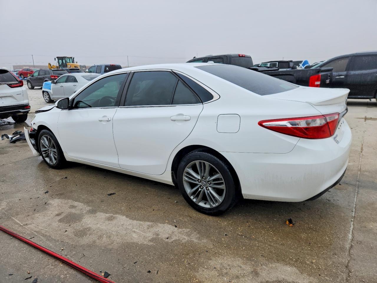 2015 TOYOTA CAMRY LE photo 2