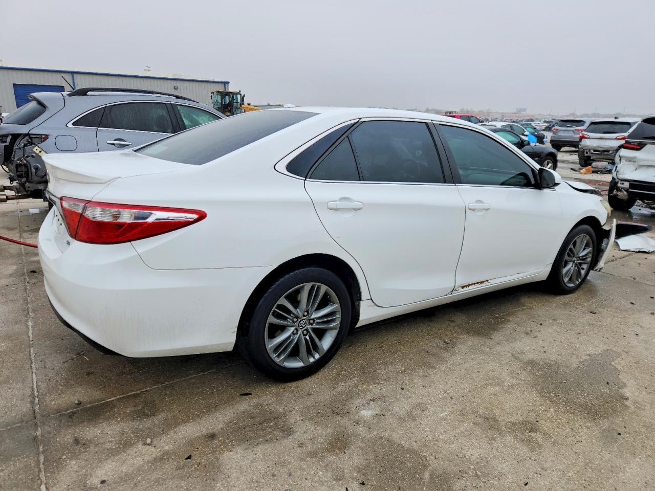 2015 TOYOTA CAMRY LE photo 3