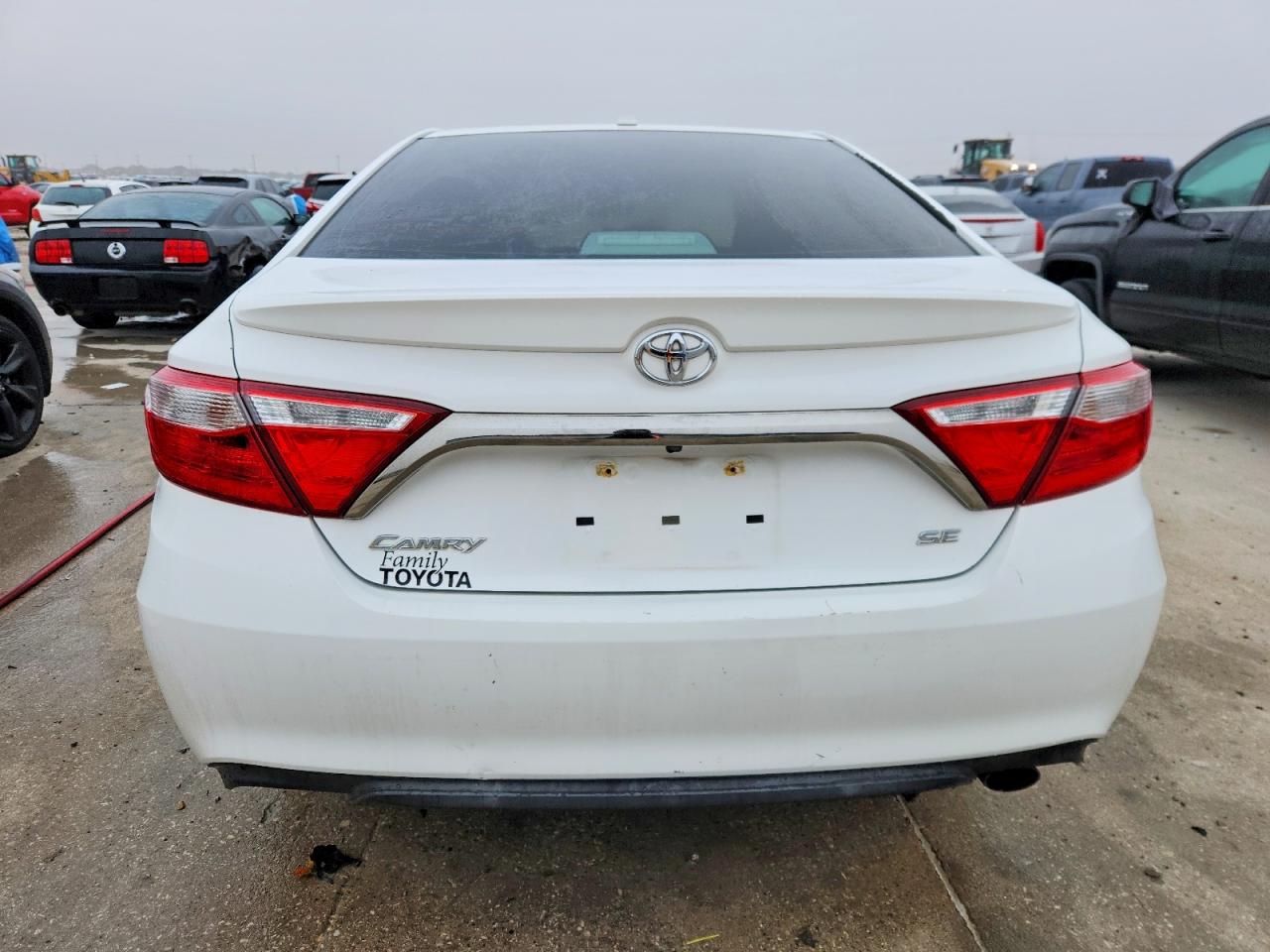 2015 TOYOTA CAMRY LE photo 6