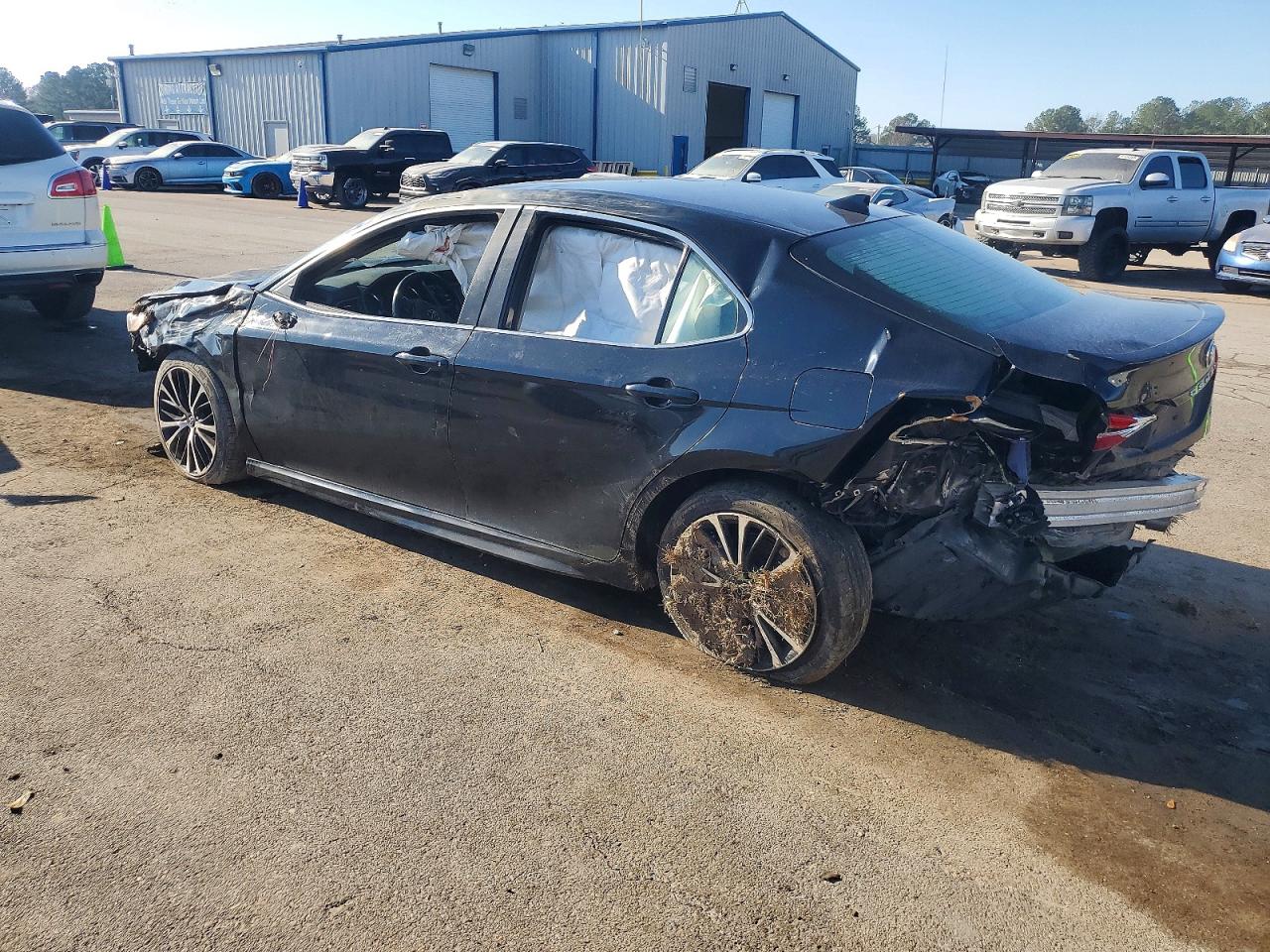 2020 TOYOTA CAMRY SE photo 3
