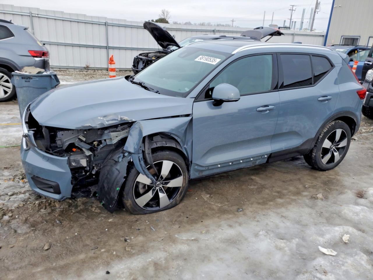 2022 VOLVO XC40