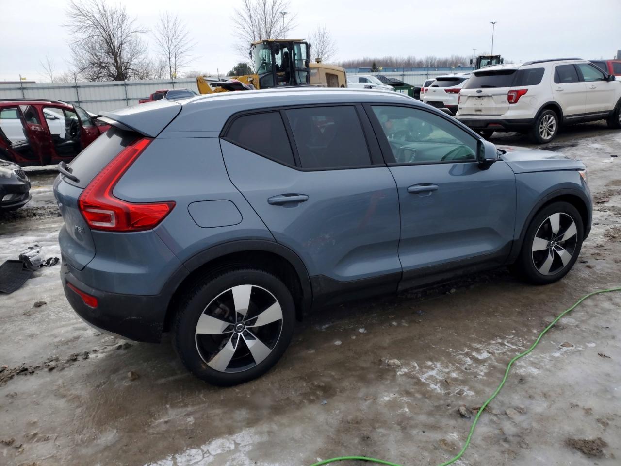 2022 VOLVO XC40 T5 MOMENTUM photo 3